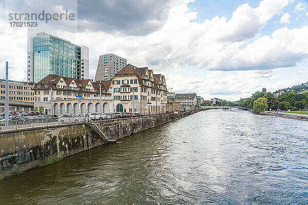 Schweiz  Zürich  Fluss Limmat und Gebäude