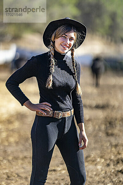 Porträt einer Rancherin mit schwarzem Hut