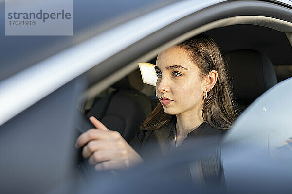 Geschäftsfrau konzentriert sich beim Autofahren