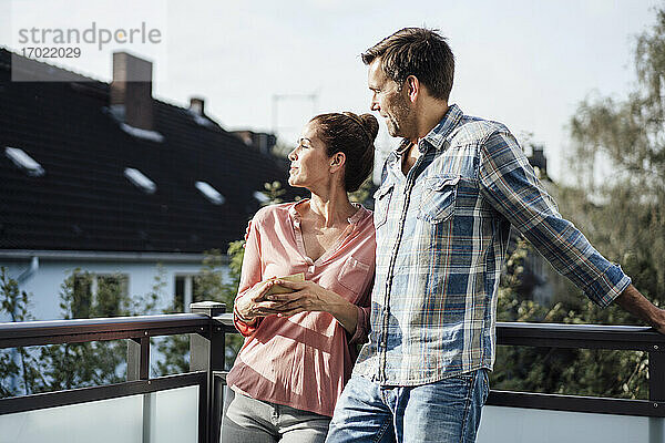 Älteres Paar verbringt Freizeit zusammen auf dem Balkon an einem sonnigen Tag