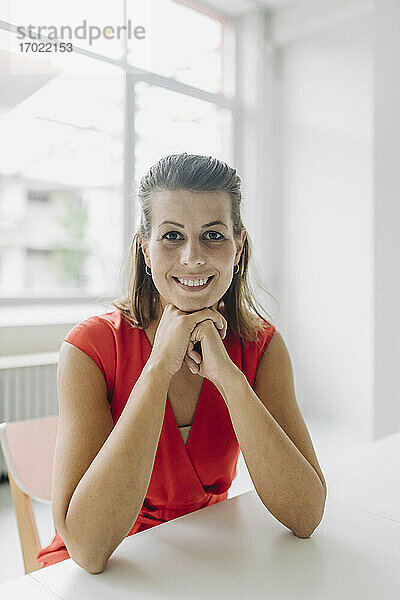 Porträt einer Geschäftsfrau im Büro sitzend