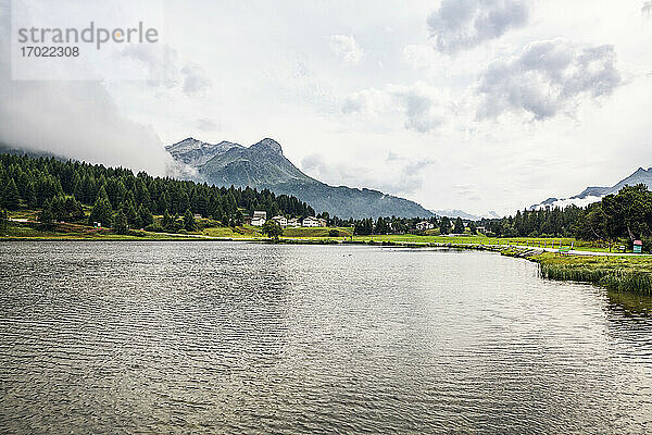 Silser See mit Bergdorf im Hintergrund