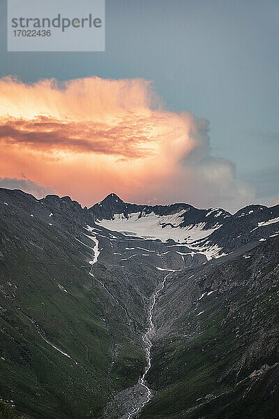 Orange Sonnenuntergang Wolken über Berglandschaft