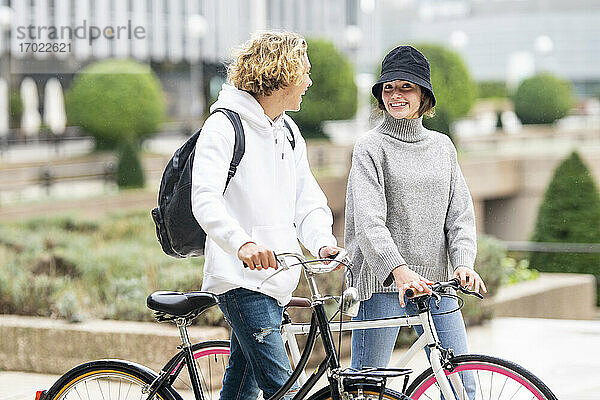 Junge Freunde fahren mit dem Fahrrad im Park