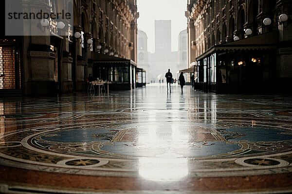 Ruhige Szene in der Galleria Vittorio Emanuele II während des Covid-19 Lockdown 2020  Mailand  Italien