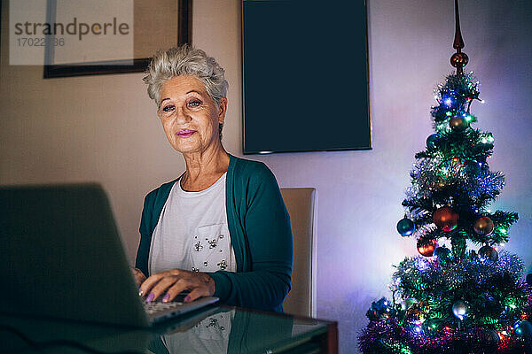 Frau Weihnachtseinkäufe online