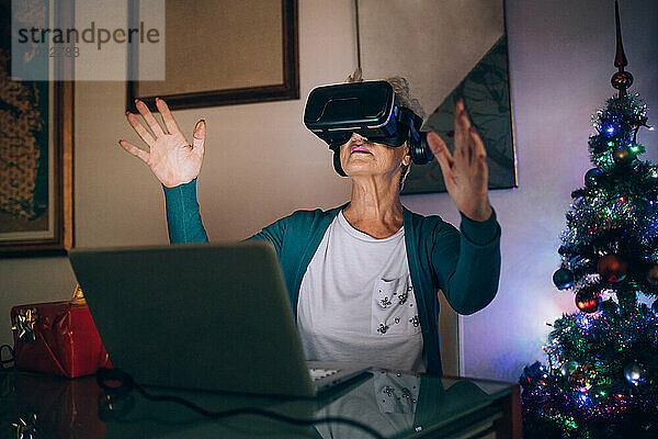 Frau benutzt Virtual-Reality-Headset zu Hause