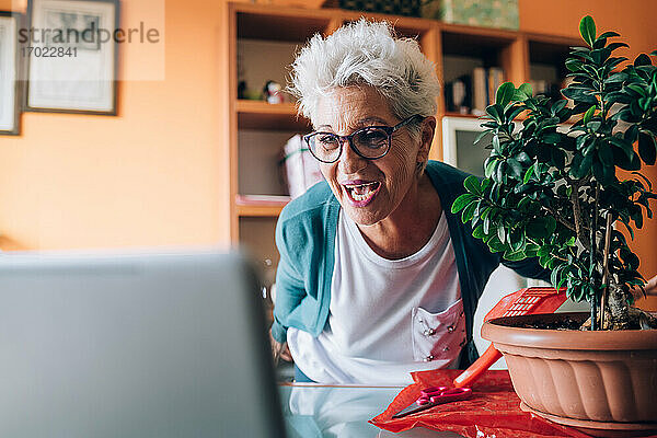 Frau bei Videoanruf zu Hause