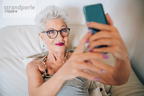 Frau mit Videoanruf auf ihrem Telefon