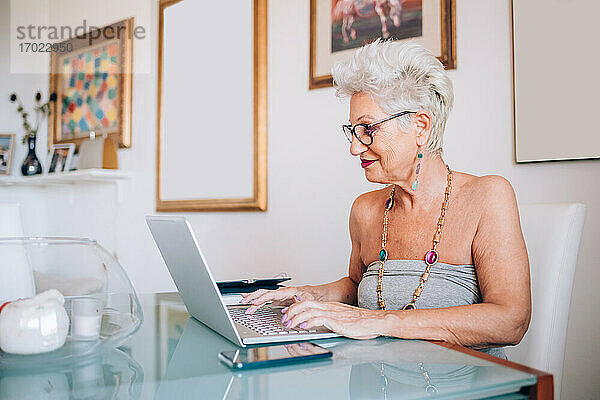 Ältere Frau arbeitet zu Hause