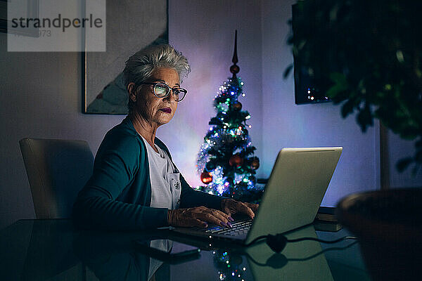 Frau Weihnachtseinkäufe online