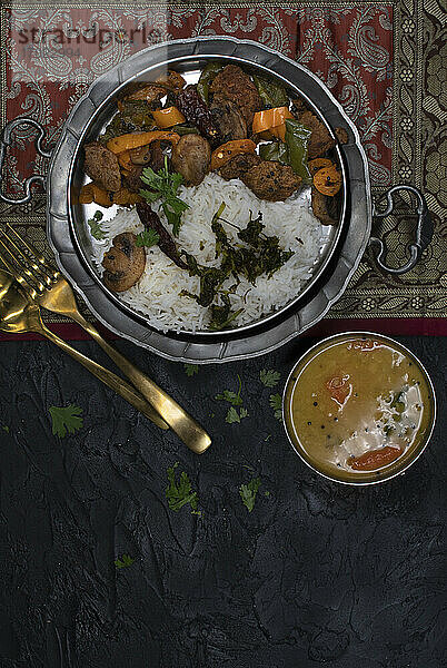 Seitan-Curry mit Pilzen  Paprika  Reis dazu Linsen-Dal (Indien)