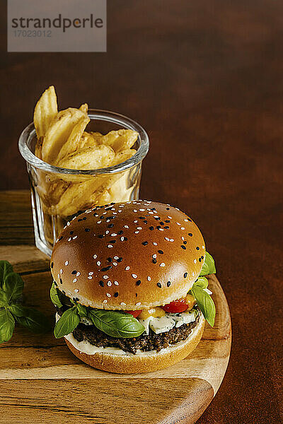 Beefburger mit Blauschimmelkäse  Basilikum  Senf-Barbecue-Sauce und Pommes Frites