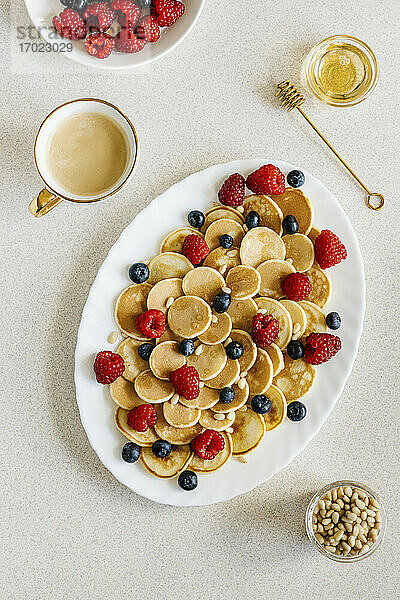 Mini-Pancakes mit Beeren  Pinienkernen und Agavensirup