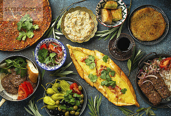 Traditionelle türkische Gerichte und Mezze - Pide  Lahmacun  Fleischspiesse  Fleischbällchen  Baklava und Künefe