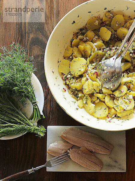 Kartoffelsalat mit Hering und Dill