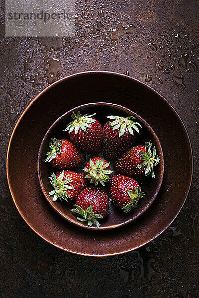 Erdbeeren in braunem Schälchen