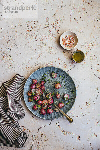 Gebratene Radieschen mit rosa Salz und Olivenöl