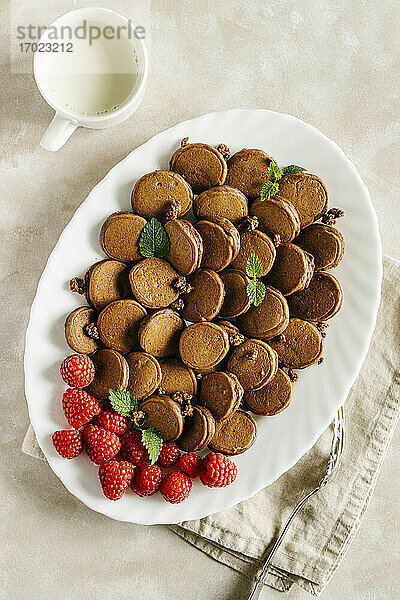 Mini-Schokoladenpancakes mit Himbeeren