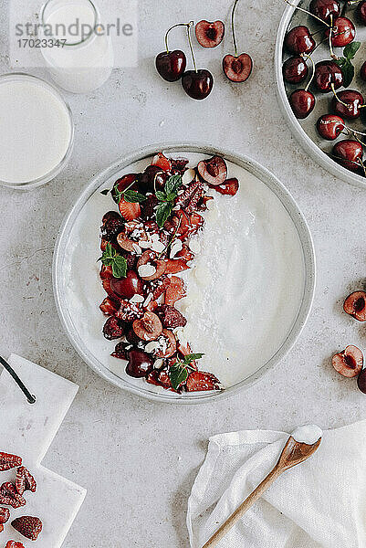 Joghurt mit Kirschen und Erdbeeren