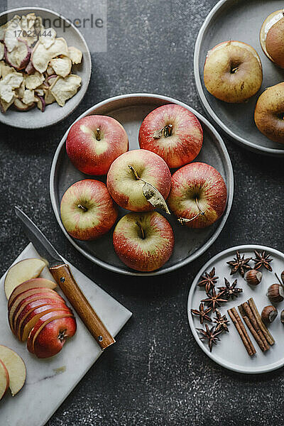 Äpfel  frisch und getrocknet  Zimt  Sternanis und Haselnüsse