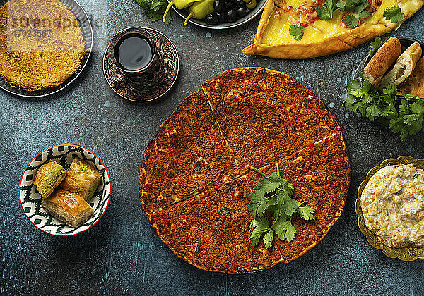 Traditionelle türkische Gerichte und Mezze - Pide  Lahmacun  Baklava und Künefe