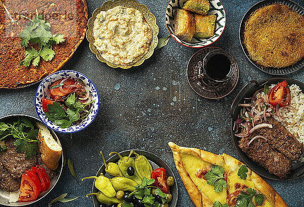 Traditionelle türkische Gerichte und Mezze - Pide  Lahmacun  Fleischspiesse  Fleischbällchen  Baklava und Künefe