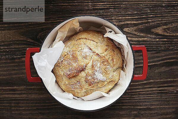 Selbst gebackenes  rundes Brot aus dem Dutch Oven
