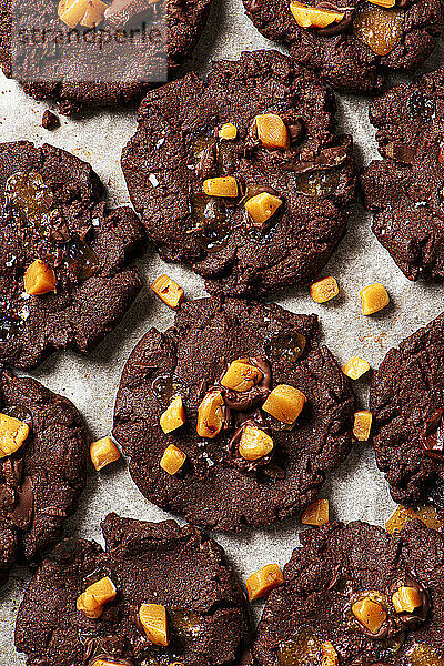 Dunkle Chocolate Cookies mit Salzkaramell (Nahaufnahme)