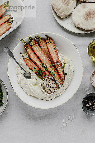 Hummus mit gebratenen Karotten  Pitabrot und Knoblauch