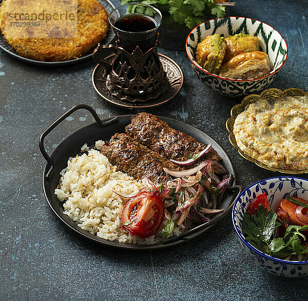 Traditionelle türkische Fleischspiesse mit Reis