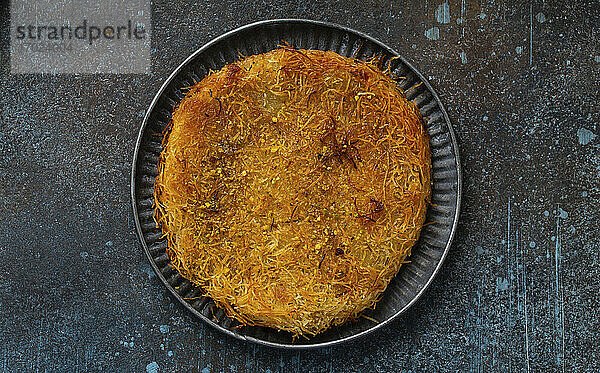 Künefe (Knafeh) - traditionelles türkisches Dessert aus Filoteig  gefüllt mit Käse und Sirup