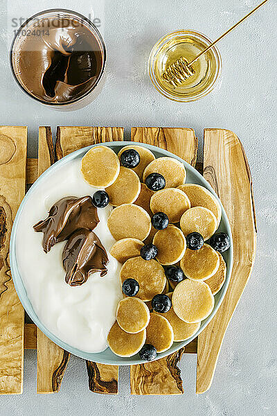 Mini-Pancakes mit Naturjoghurt  Heidelbeeren und Schokoladencreme