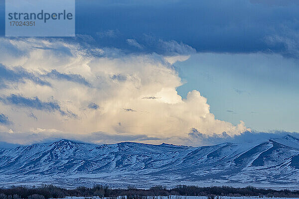 USA  Idaho  Fairfield  Schneebestäubte Berge und Wolken über der Prärie