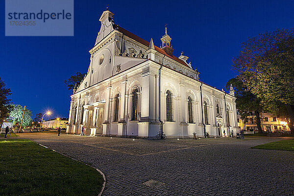 Polen  Lublin  Zamosc  Außenansicht der Kirche bei Nacht