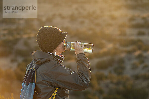 USA  New Mexico  Lamy  Galisteo Basin Preserve  Wanderin macht Pause im Galisteo Basin Preserve