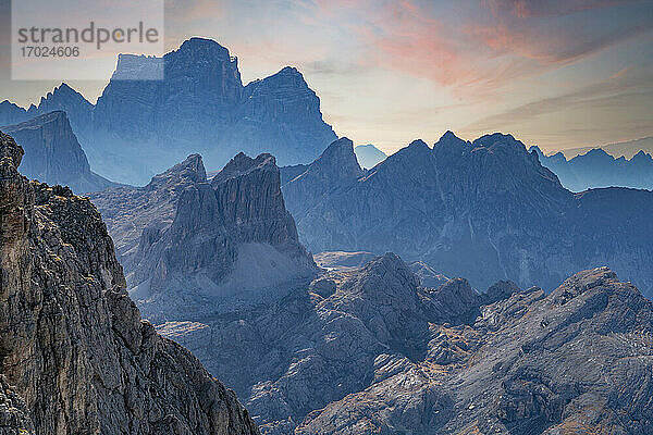 Italien  Venetien  Cortina D'Ampezzo  Dolomiten  felsige Bergkämme bei Sonnenuntergang