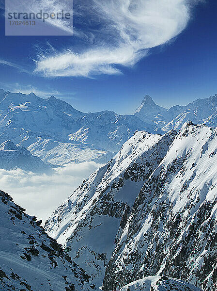 Schweiz  Kanton Wallis  Brig  Schneebedeckte Berge im Winter