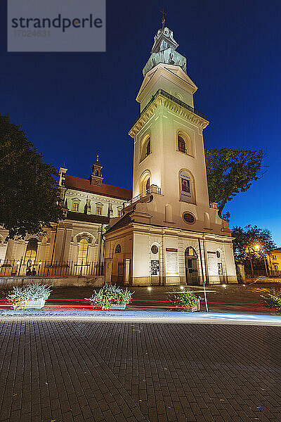 Polen  Lublin  Zamosc  Kirchturm bei Nacht