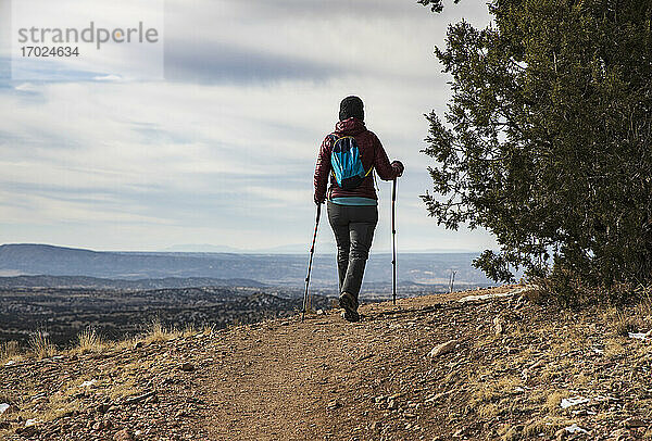 USA  New Mexico  Lamy  Galisteo Basin Preserve  Seniorin beim Wandern im Galisteo Basin Preserve