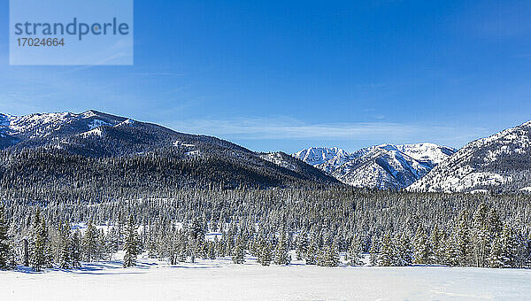 USA  Idaho  Sun Valley  Verschneite Winterlandschaft mit Tal und Bergen