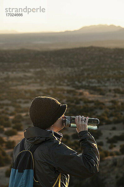 USA  New Mexico  Lamy  Galisteo Basin Preserve  Wanderin macht Pause im Galisteo Basin Preserve