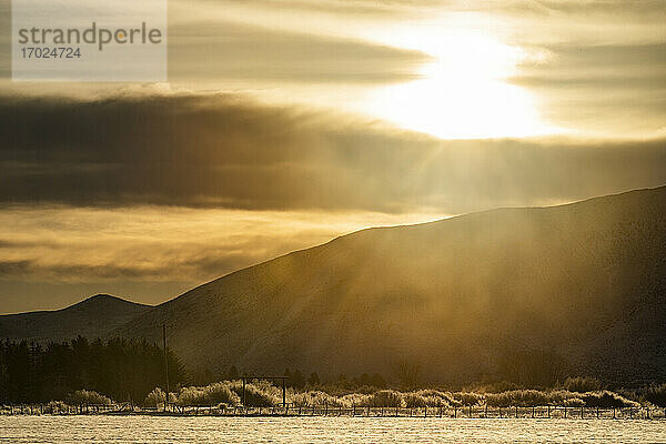 USA  Idaho  Bellevue  Sonnenuntergang über verschneiten Feldern und Bergen