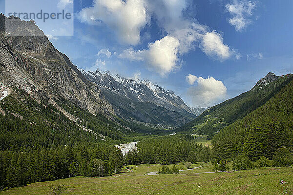 Italien  Aostatal  Courmayeur  Grünes Alpental Valle DAosta