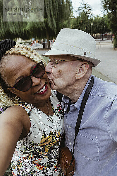 Senior Mann küsst Frau im Park