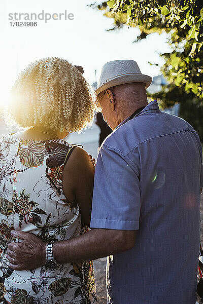 Rückansicht älteres Paar an einem sonnigen Tag