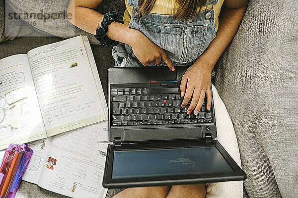 Mädchen lernt online über Laptop zu Hause