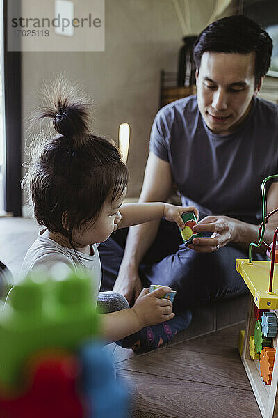 Baby Sohn spielt Vater im Wohnzimmer