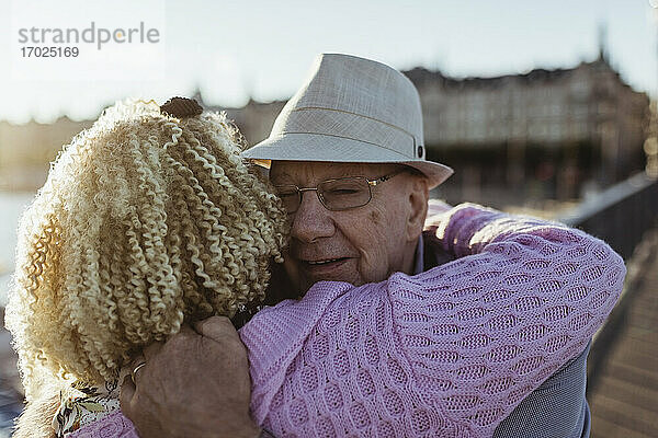Senior Paar umarmt einander im Freien