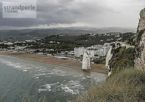 Der berühmteste Punkt von Vieste: der senkrechte Felsmonolith Pizzomunno  der 25 m hoch ist  in der Nähe der Spiaggia del Castello (Adria)  Italien  Apulien  Nationalpark Gargano